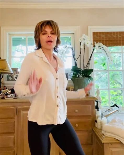 Lisa Rinna Shares Perky Dance For Healthcare Workers In Freezing Cold