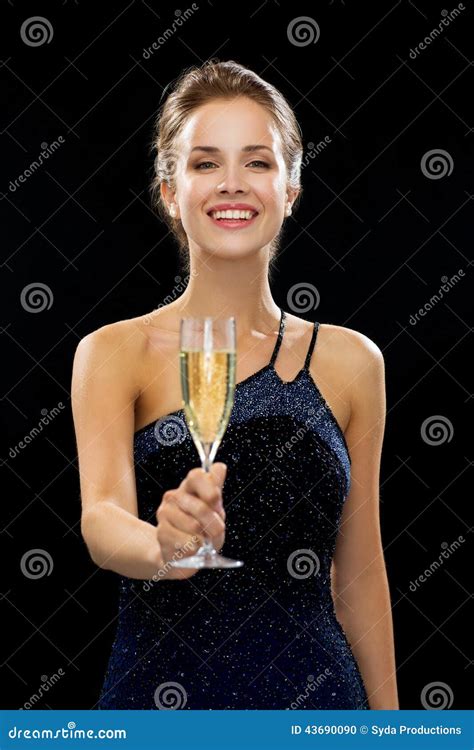 Lächelnde Frau Die Glas Sekt Hält Stockfoto Bild Von Hoch Elegant 43690090