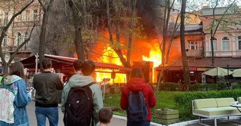 Пожар в ресторане Щастье в Одессе - горит здание гостиницы ...
