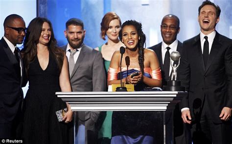 Kerry Washington Accentuates Her Baby Bump In Navy Gown As She Wins