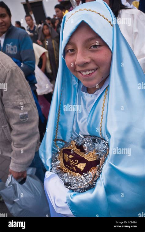 Una Niña Ecuatoriana 12 13 Años Vestida Como La Virgen María En El