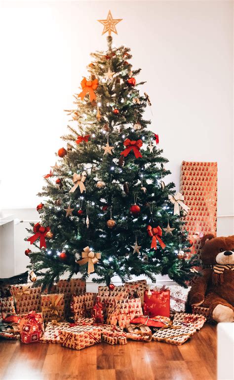 Christmas Tree Free Stock Photo | picjumbo