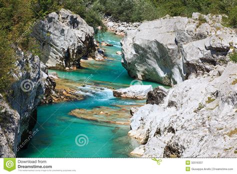 A cud rzeki urodził się w sercu alp julijskich, w zachodniej części słowenii, i wpada do morza. Soca rzeka, Slovenia obraz stock. Obraz złożonej z wzgórze ...