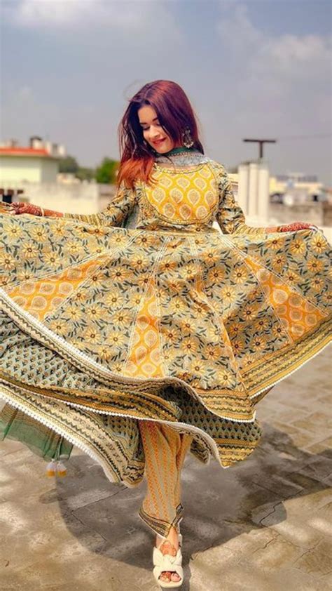 Avneet Kaur Looks Beautiful And Sizzling In Traditional Outfit See Latest Photos