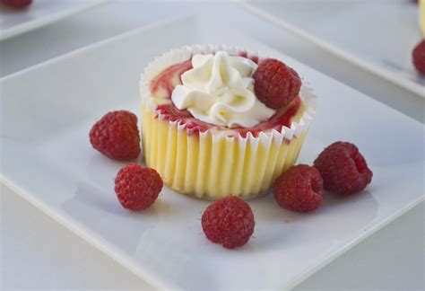 I met paula deen many years back when i was helping her judge a recipe contest in savannah, georgia. Raspberry Cheesecake Cupcakes - Summer | Cake and Allie