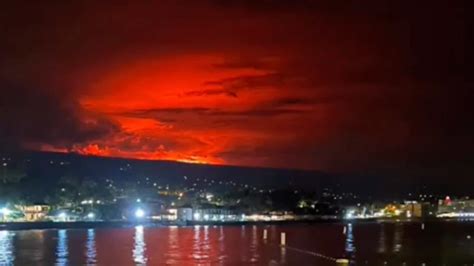 Eruption Begins On Hawaiis Mauna Loa But Officials See No Immediate
