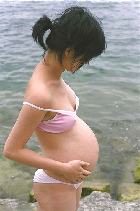妊娠中のアジアの裸 島の外観