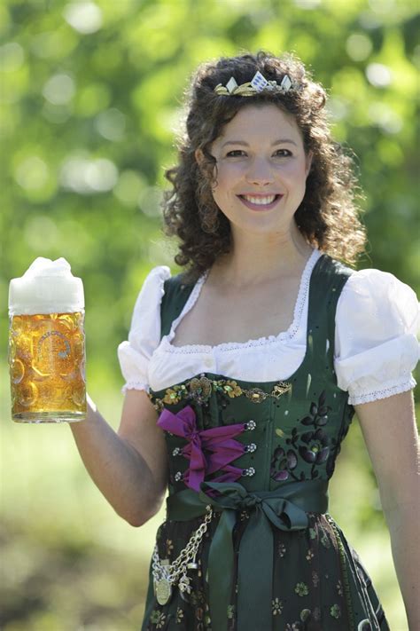 bayerische bierkönigin 2013 2014 maria krieger lola paltinger beer girl german dress dirndl