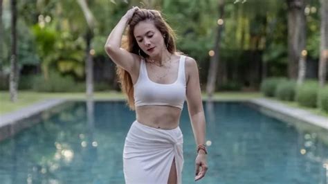 5 Potret Hot Wulan Guritno Pakai Bra Putih Netizen Bunda Idaman