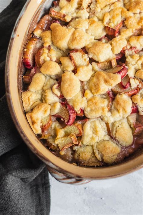 Hierfür das puddingpulver zusammen mit dem zucke und der milch aufkochen. Einfacher Rhabarber Crumble | LECKER&Co | Foodblog aus ...