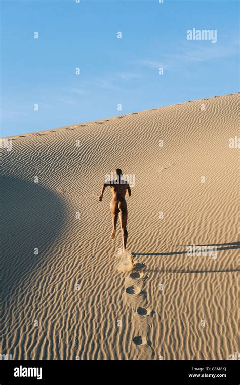 Nackte Frau in Wüste Spuren laufen Stockfoto Bild 105552038 Alamy