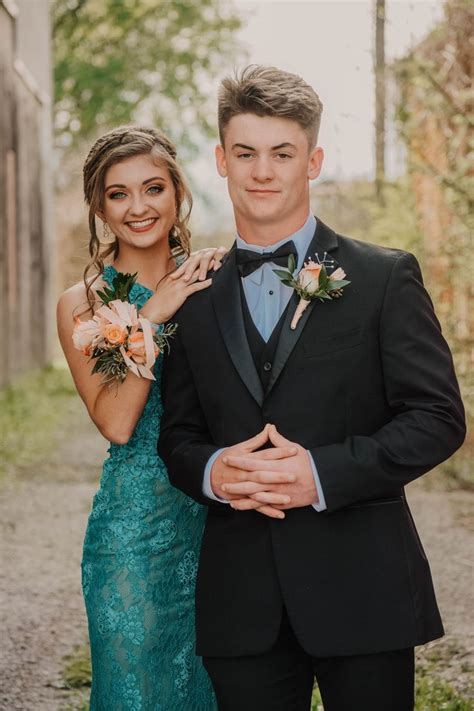 Cute Prom Couple Photos Book Your Appointment Today Prom Groups Prom