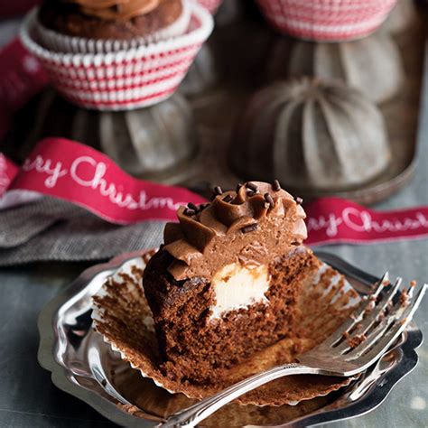 Michael's in the kitchen today and we all know how michael loves his coffee, so paula's baking up some chocolate cupcakes with coffee creme filling!ingredien. Marshmallow-Filled Chocolate Cupcakes - Paula Deen Magazine
