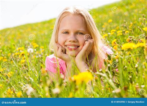 menina bonito de sorriso que guarda a cara com duas mãos foto de stock imagem de fofofo