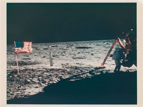 L Unique Photo De Neil Armstrong Prise Sur La Lune Proposée Aux Enchères
