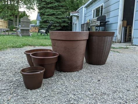 How To Spray Paint Plastic Planters In 7 Easy Steps