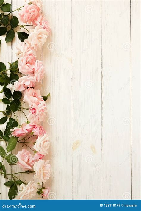 Bukiet Rama Piękne Różowe Róże Na Białym Drewnianym Tle Obraz Stock