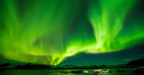how do the northern lights form ~