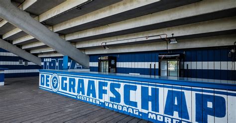 Vereniging betaald voetbal de graafschap doetinchem holland. Lunch in leeg stadion De Graafschap voor de echte ...