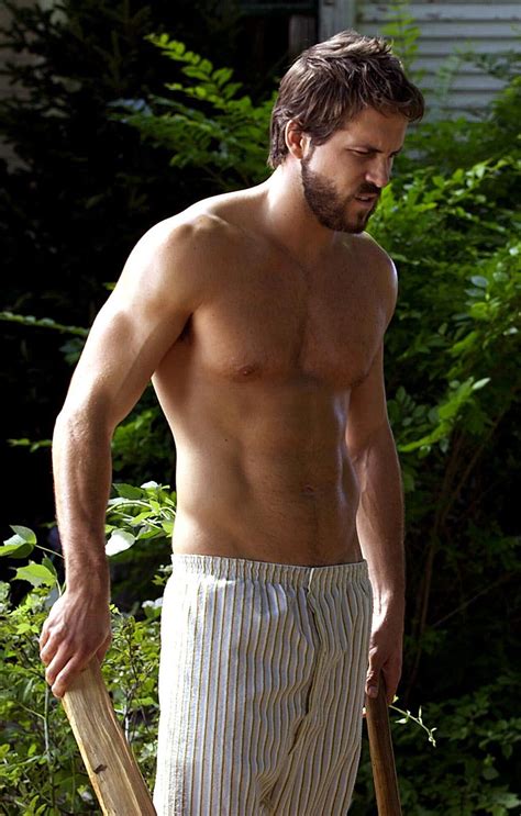 11 Shirtless Ryan Reynolds Photos That Will Leave You In A Pool Of Cold Sweat Ryan Reynolds