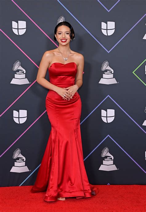 Ángela Aguilar presume cintura en los Grammy Latino con vestido rojo