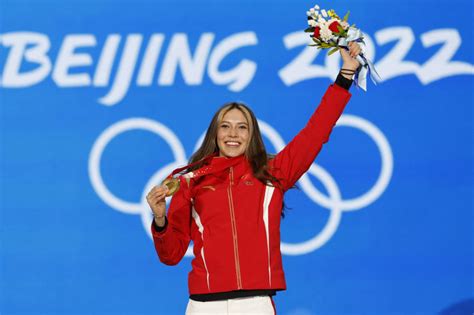 U S Born Eileen Gu Wins Gold At Winter Olympics Seals Hero Status In China