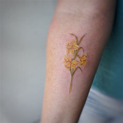 Daffodil Tattoo By Tattooist Gno In 2020 Daffodil Tattoo Daffodil