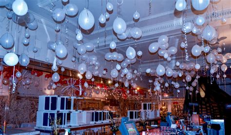 Balloon twisting entertainment and custom balloon decorations for parties and events. Unusual Balloon Structures - part 4. Ceiling balloon ...