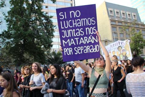 fotoreportaje rostros y carteles de la marcha feminista del día de la mujer 2019 en santiago de