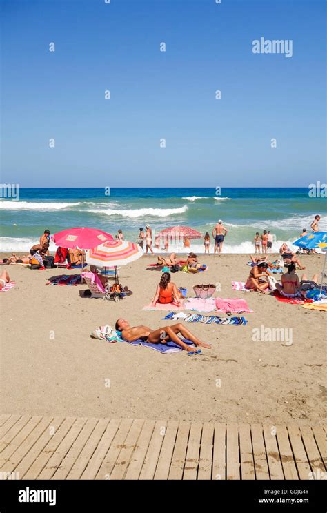 Verano Caliente Con Los Jóvenes De Playa Sol Fuengirola Andalucía