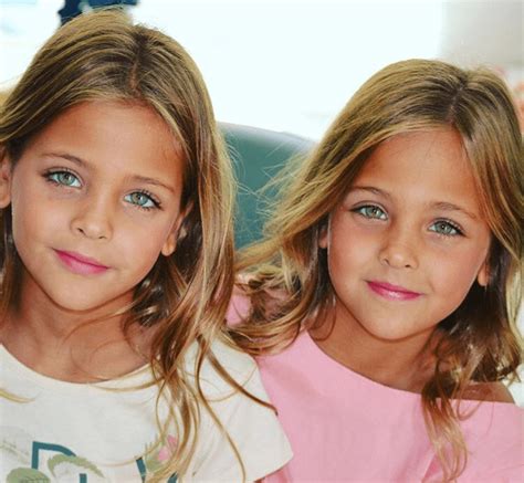 Bildhübsch Und Identisch Diese Zwei Kleinen Mädchen Sind Die Schönsten