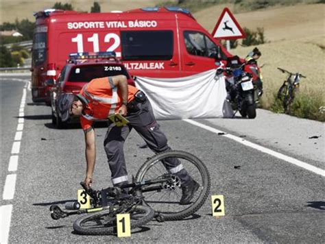 Atropella Mortalmente A Un Ciclista Y Se Da A La Fuga Dejando Su Coche