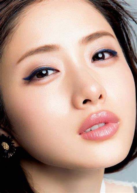 How To Shop For Concealer And Foundation Online According To Pros 石原さとみ メイク 顔 女優