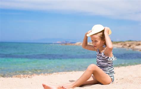 Прелестная маленькая девочка имеет потеху на тропическом пляже Стоковое Изображение