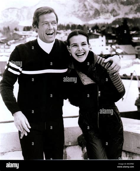 Roger Moore Os For Your Eyes Only 1981 Mit Carole Bouquet Rgmo 006p Stockfotografie Alamy