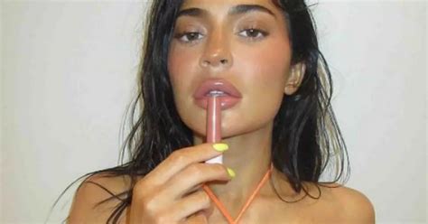Kylie Jenner Risks Wardrobe Malfunction In World S Teeniest Bright