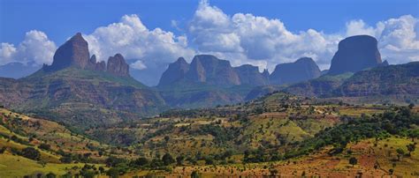 With deep canyons and bizarrely jagged mountains sculpting scenery so awesome that if you saw it in a painting you might question whether it was real, the simien mountains are one of the most beautiful mountain ranges in africa. Circuits sur-mesure en Ethiopie - Route des Voyages