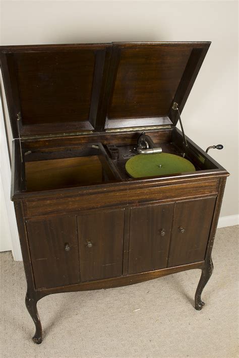 1923 Hand Cranked Victrola Record Player In Mahogany Cabinet Ebth