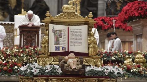 Homilía Papa En Nochebuena Del Pesebre Al Cenáculo Dios Se Dona A