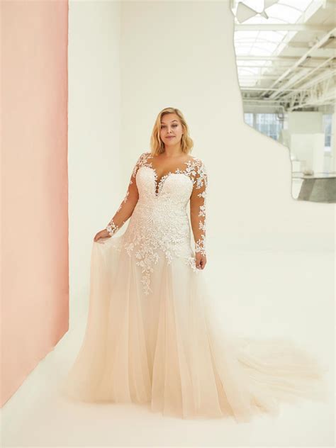 Wenn sie trauringe, ein brautkleid oder hochzeitsfotos in oberfranken suchen. aktuelle Brautmoden Curves Kollektion von Moceca - Mein ...