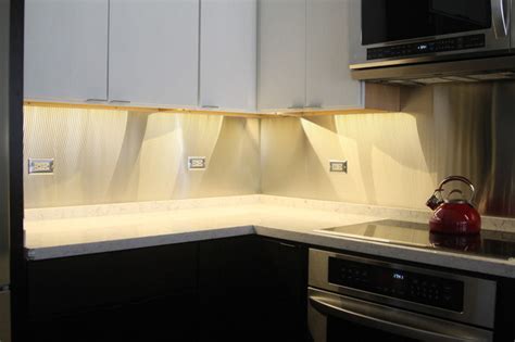 With the lamps under the upper cabinet, you will have a catchy lighting decorating the backsplash. Kitchen LED Lighting | Inspired LED - Modern - Kitchen ...