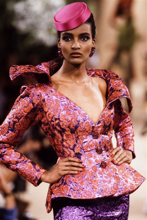 Défilé Yves Saint Laurent Haute Couture Collection Automne Hiver 1989 90 à Paris Le 26 Juillet