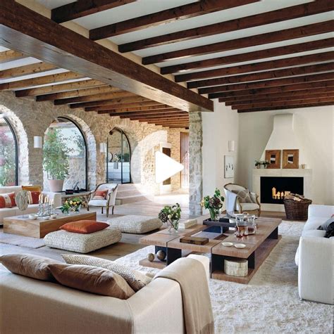 Ein wohnzimmer mediterran und sommerlich streichen. Spanisches Wohnzimmer mit Holzbalken | Haus design, Häuser ...