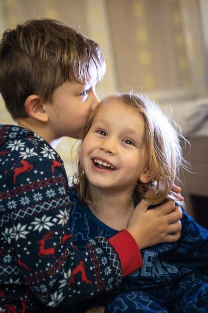 Dos Hermanos En Pijama Con Libro Hermana Beso Hermano Emociones