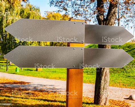 공공 공원에서 방향을 나타내는 화살표입니다 명에 대한 스톡 사진 및 기타 이미지 명 거리표식 공원 iStock