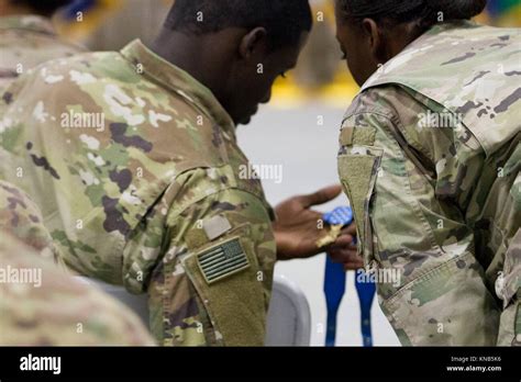 Soldiers Admire Master Sgt Leroy Petrys Medal Of Honor During