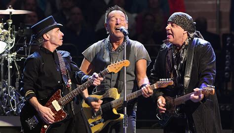 Bruce Springsteen Announces 2023 Us Tour With E Street Band Iheart