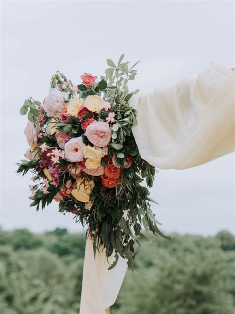 Le composizioni vere realizzate con piante o fiori recisi hanno bisogno di acqua per durare il più a lungo possibile. Piccoli Fiori Bianchi Per Composizione Floreale / La ...