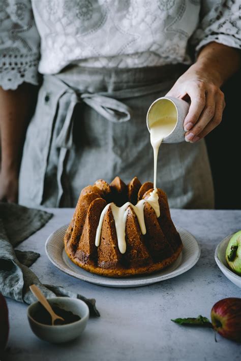 Dank seines köstlichen, einzigartigen geschmacks ist das vegane, 100% reine naturprodukt eine kulinarische bereicherung für süße und herzhafte rezepte und eine perfekte alternative zu anderen süßungsmitteln. Kürbis-Apfel-Gugelhupf mit Ahornsirup-Glasur in 2020 ...