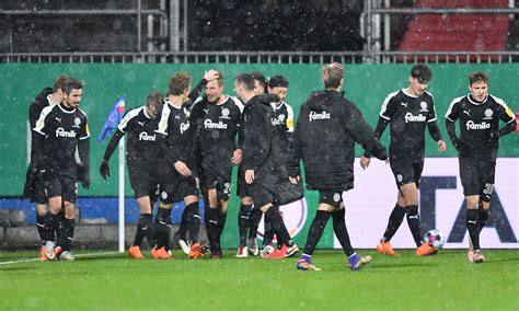 Borussia dortmund vs holstein kiel. Holstein Kiel v Bayern Muenchen - DFB Cup: Second Round ...